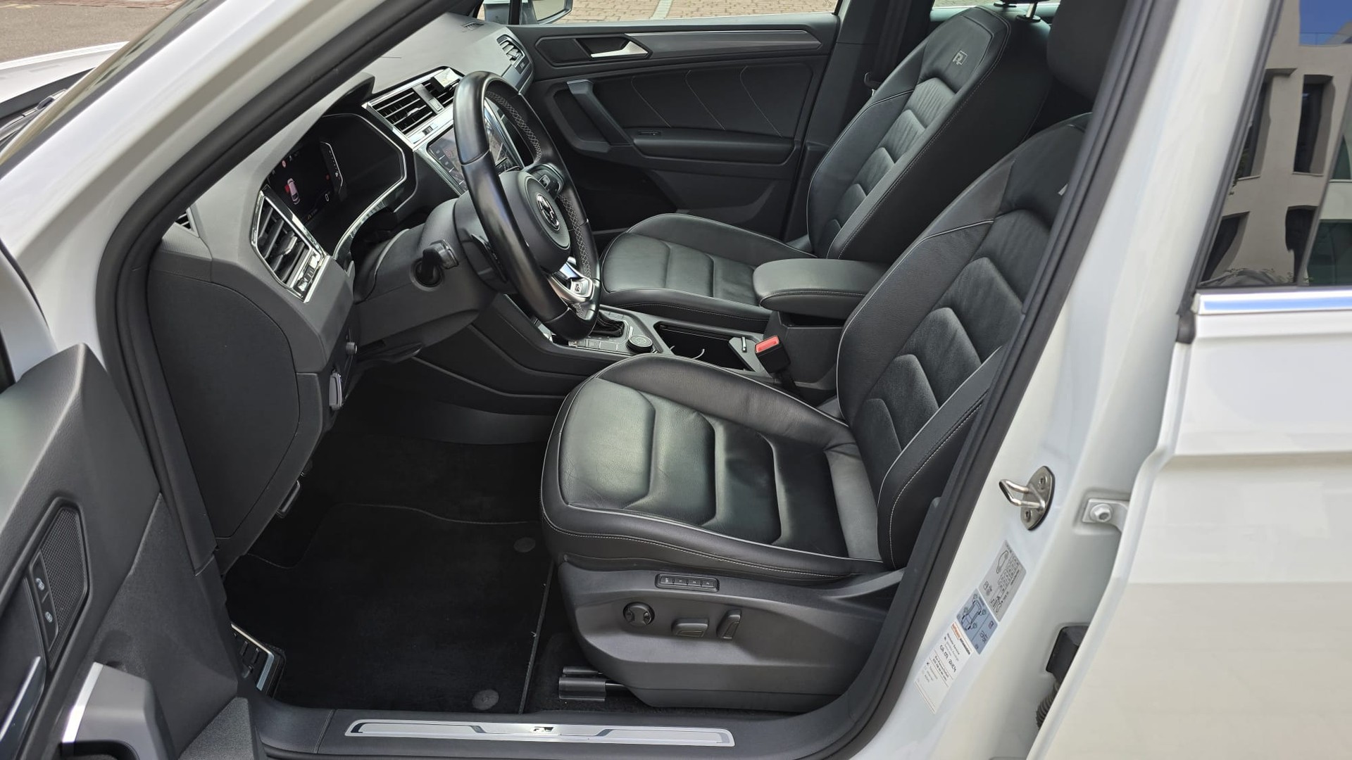 VW Tiguan 2.0 TDI SCR Highline 4Motion DSG / Aus zweite HAND / Frisch ab MFK / Frisch ab Service / Top Austattung / 240Ps-image-10