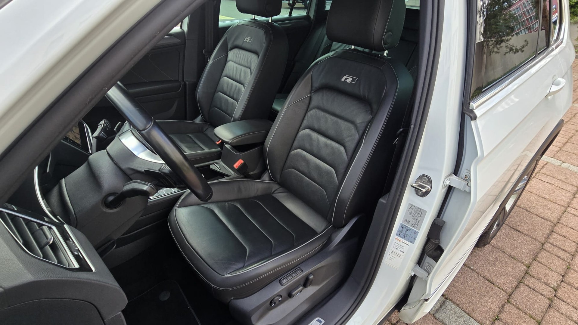 VW Tiguan 2.0 TDI SCR Highline 4Motion DSG / Aus zweite HAND / Frisch ab MFK / Frisch ab Service / Top Austattung / 240Ps-image-11