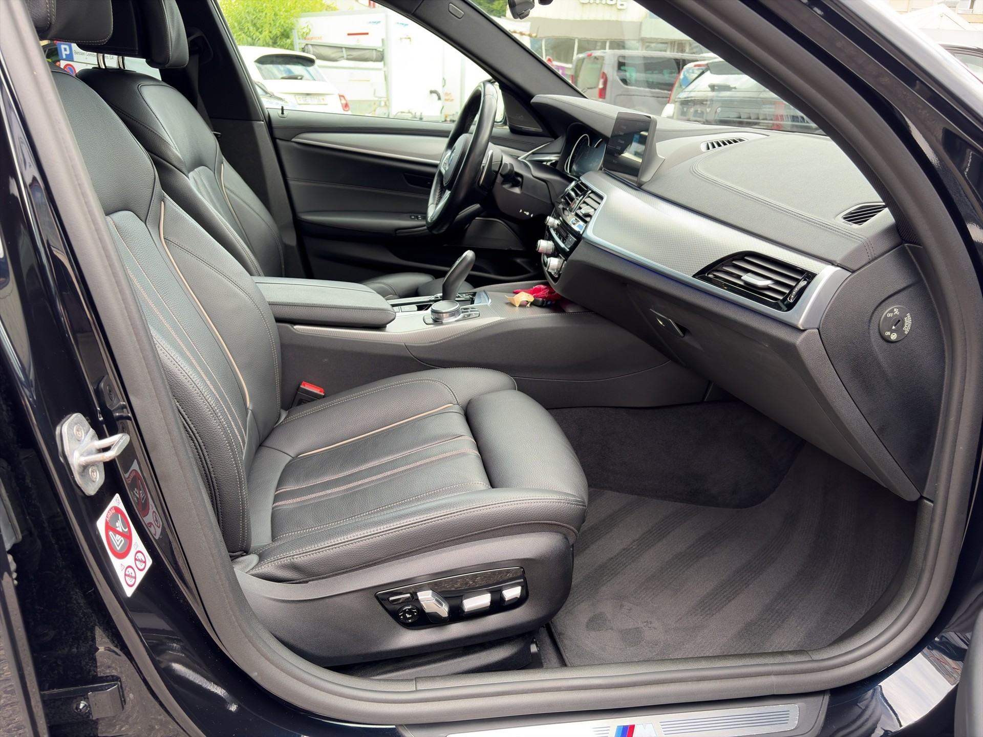 BMW 540i XDrive M Sport Individual Steptronic-image-17