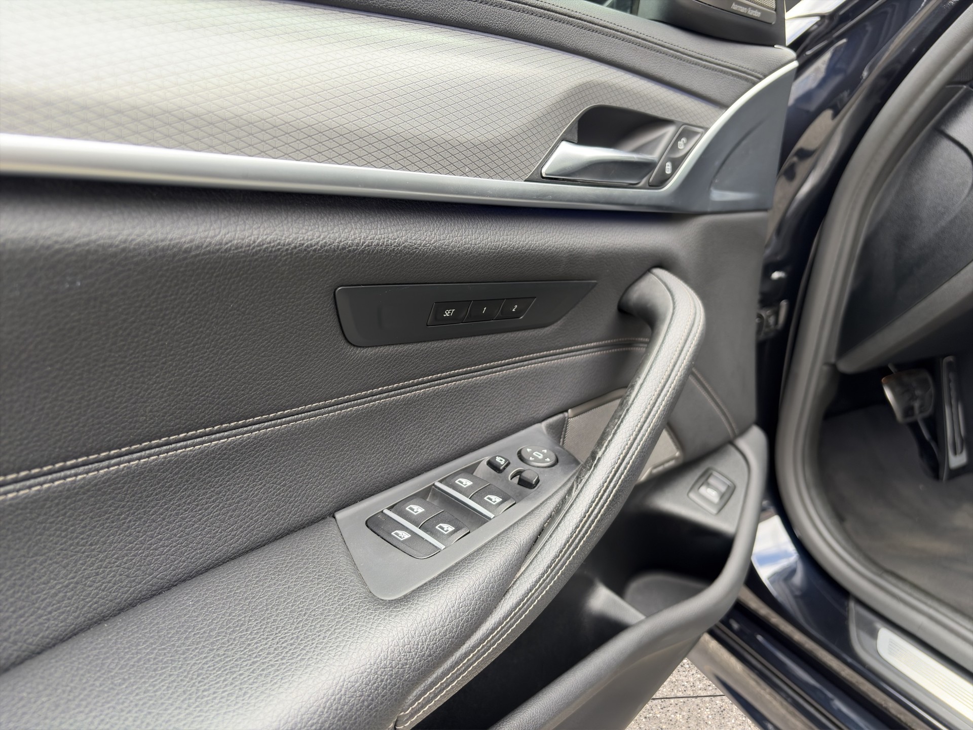 BMW 540i XDrive M Sport Individual Steptronic-image-11