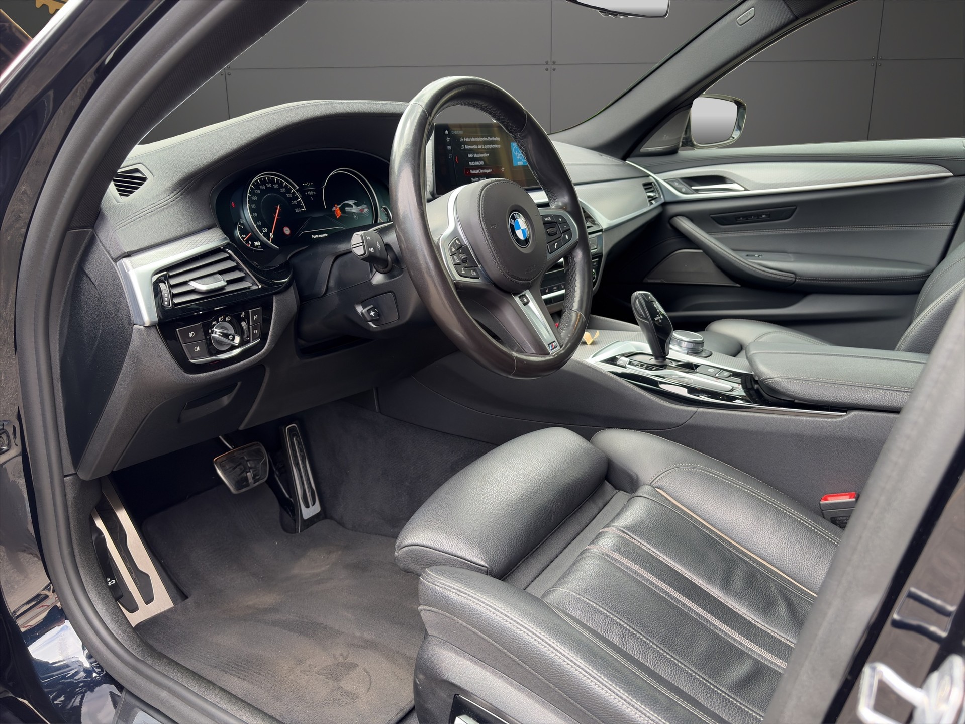 BMW 540i XDrive M Sport Individual Steptronic-image-10