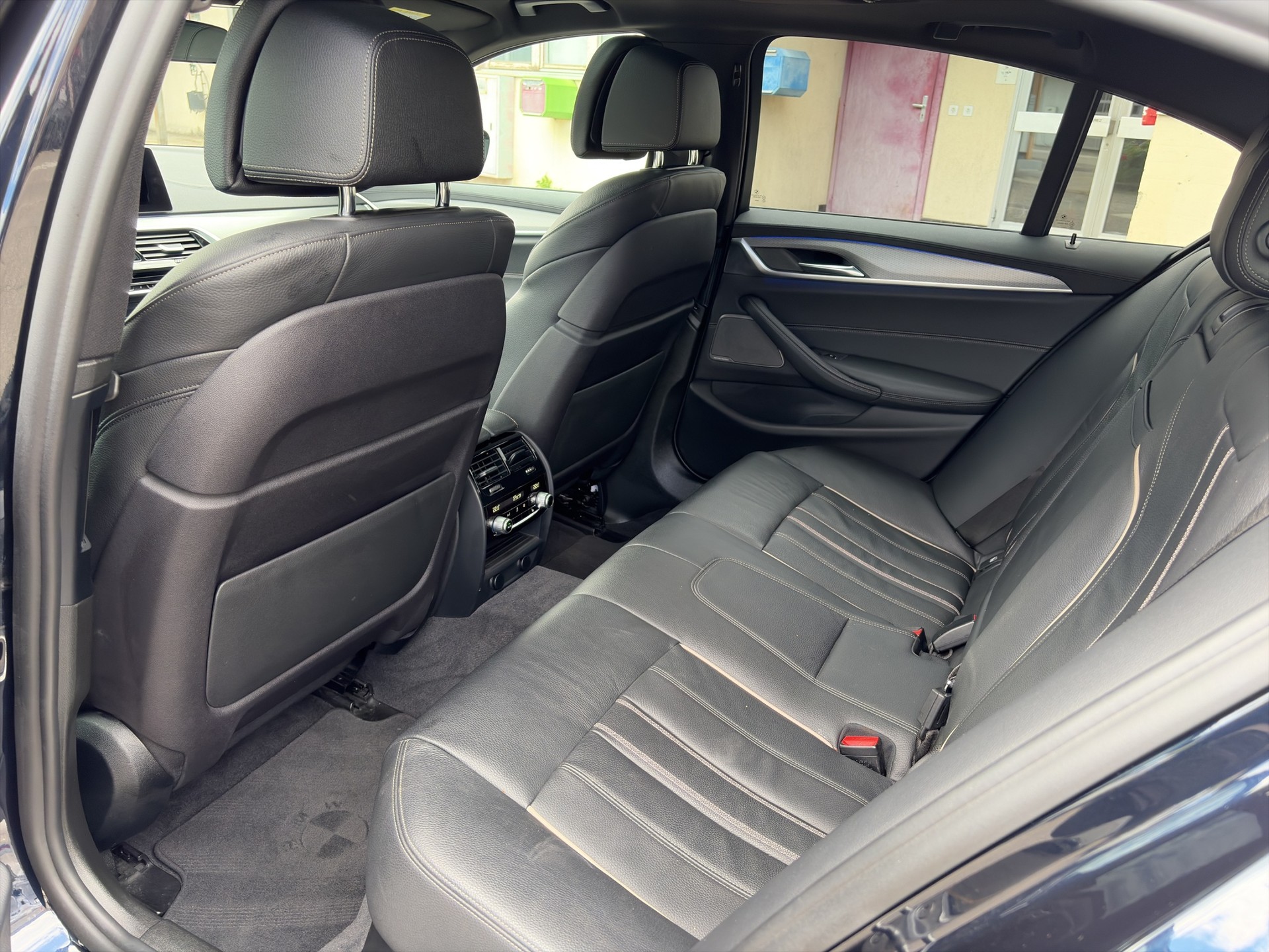 BMW 540i XDrive M Sport Individual Steptronic-image-12