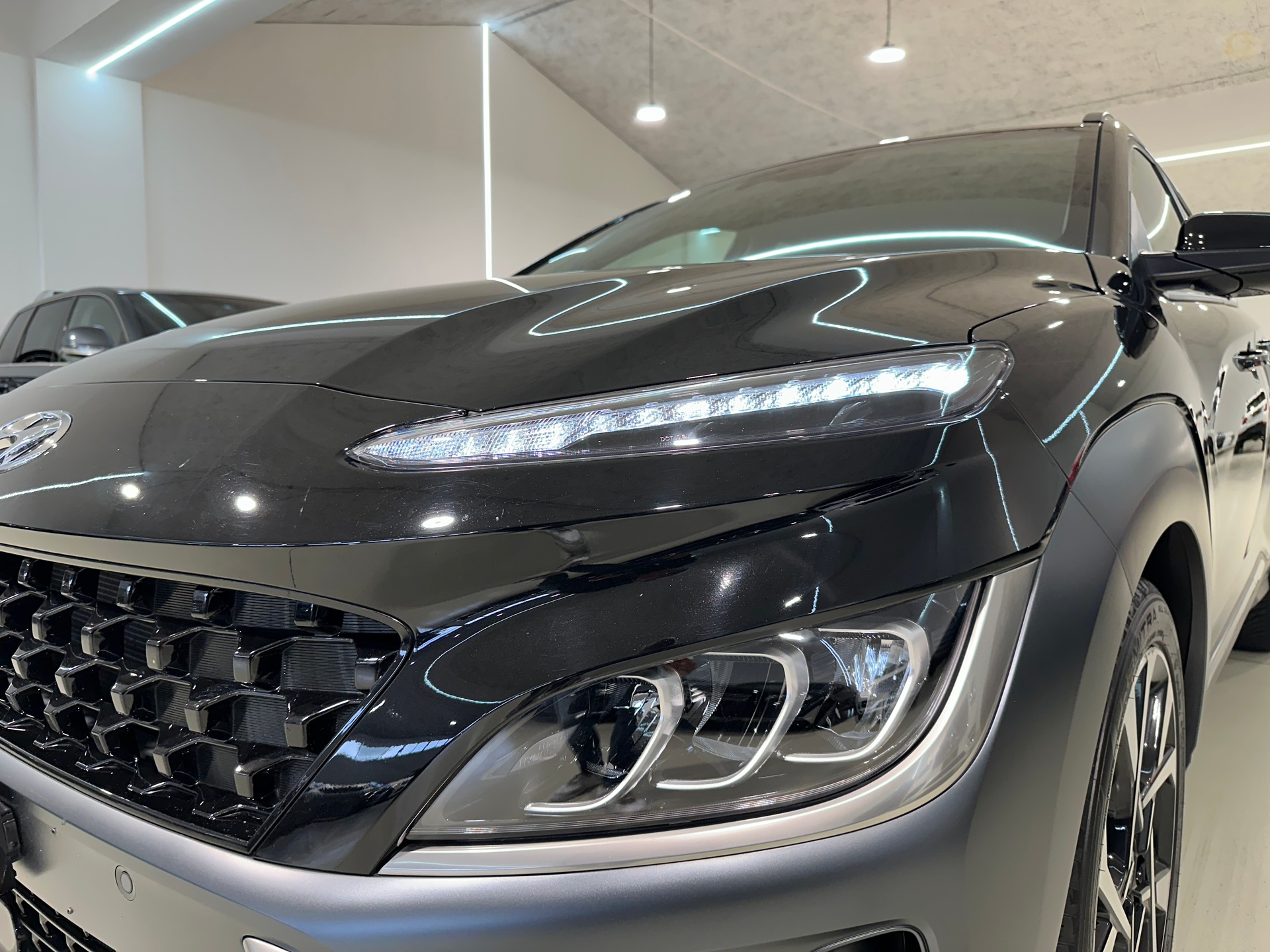 HYUNDAI Kona 1.6 T-GDi Amplia DCT-showroom-element-3