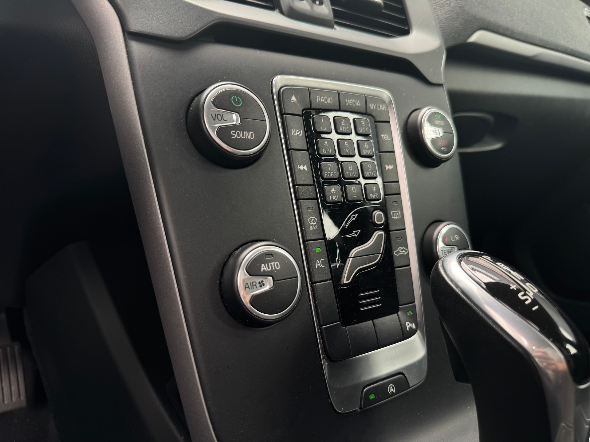 VOLVO V40 D2 Momentum Powershift-image-14