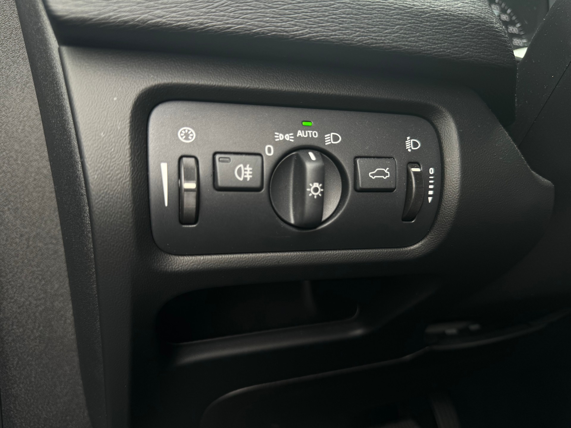 VOLVO V40 D2 Momentum Powershift-image-16