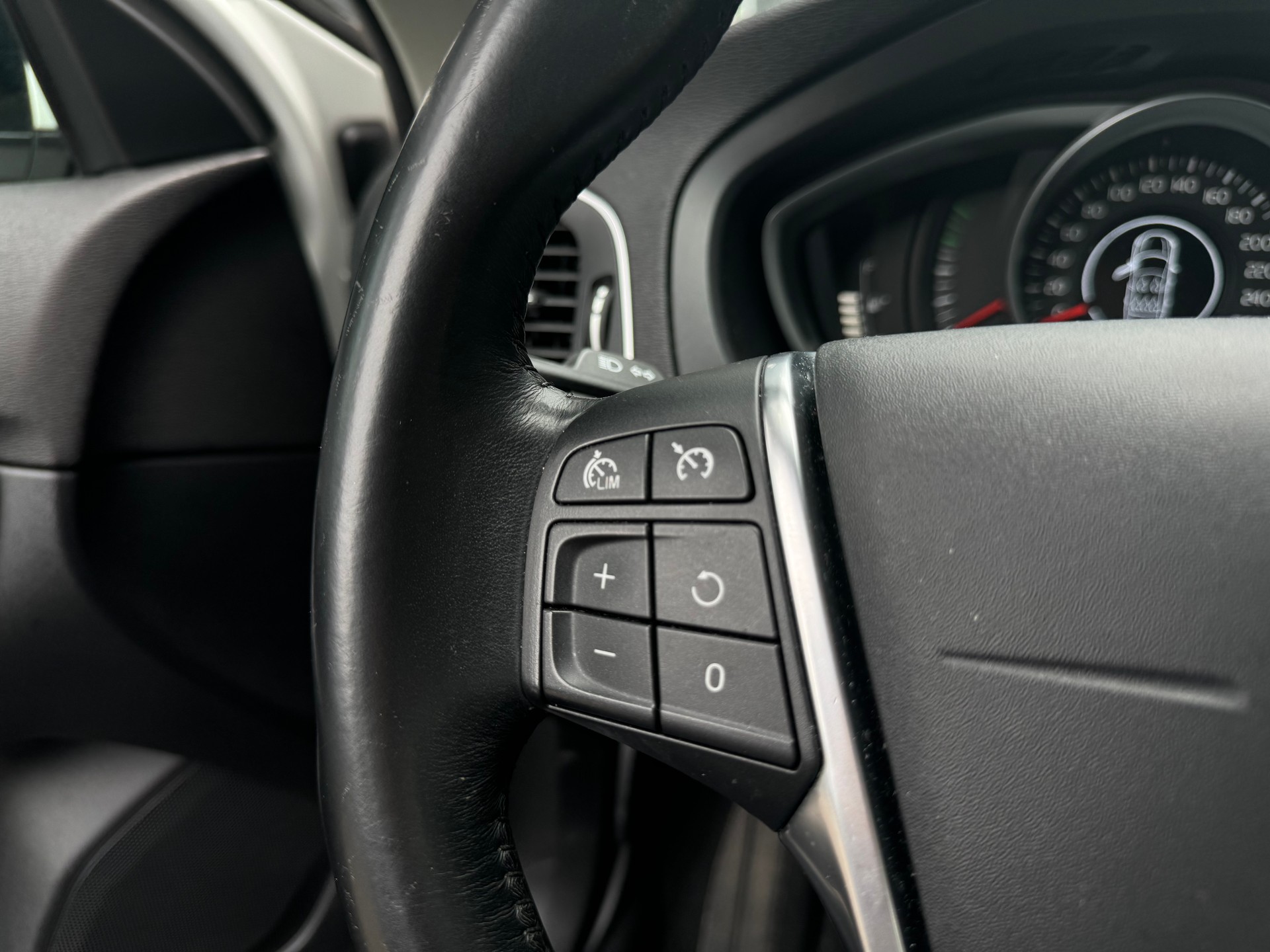 VOLVO V40 D2 Momentum Powershift-image-15