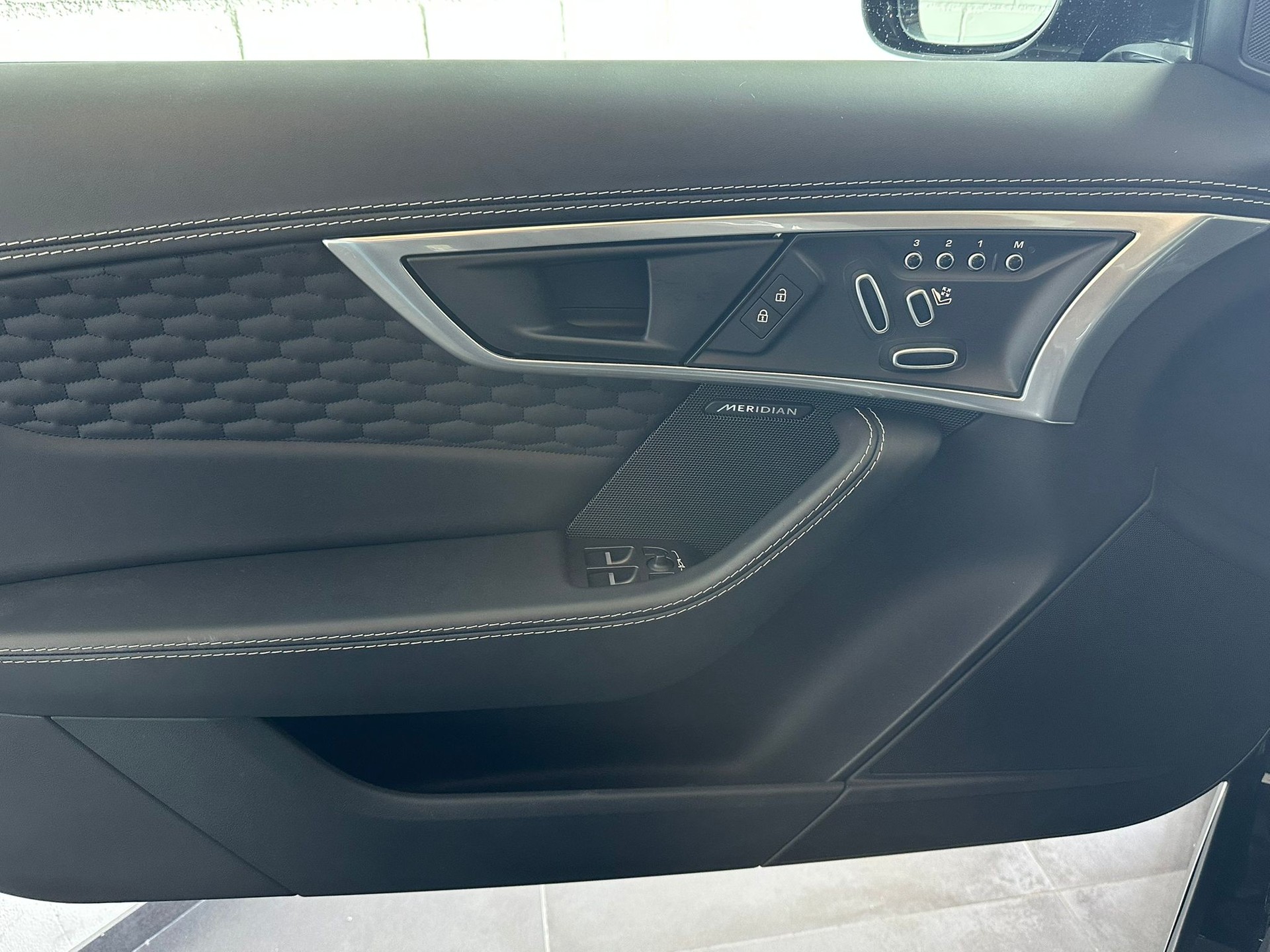JAGUAR F-Type Coupé 5.0 V8 First Edition Automatik AWD-image-18