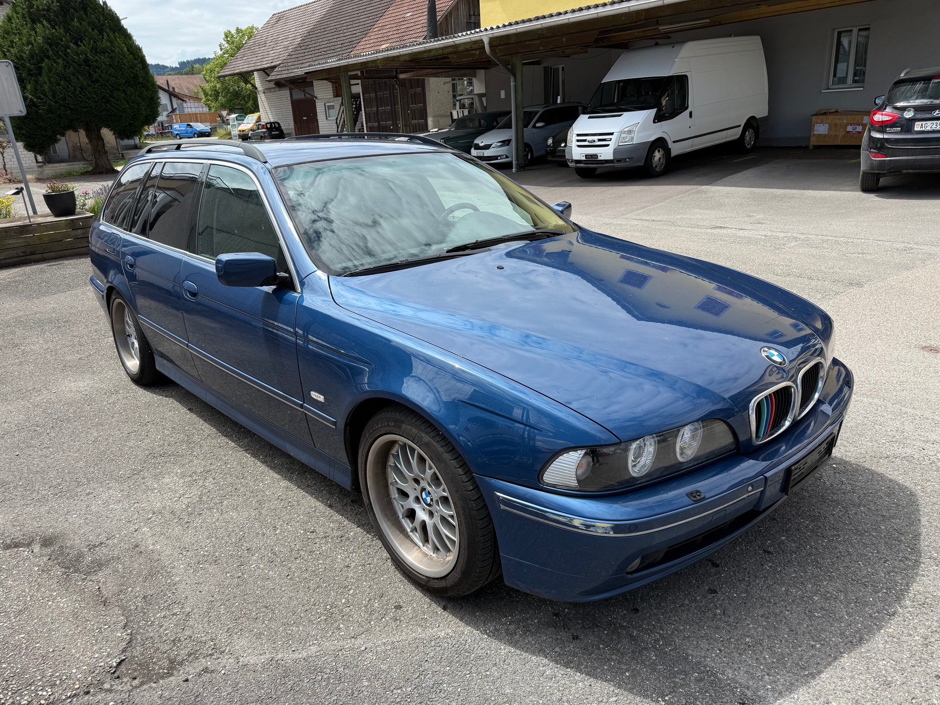 BMW 530i Touring-image-1