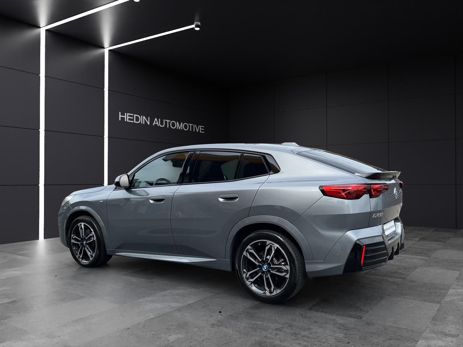 BMW iX2 30 xDrive-showroom-element-2