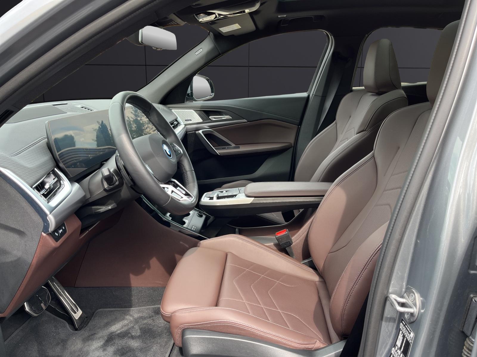 BMW iX2 30 xDrive-showroom-element-1