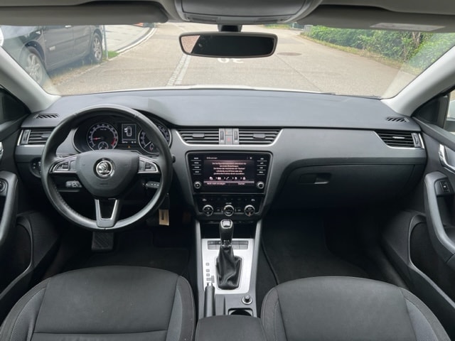 SKODA Octavia Combi 2.0 TDI Ambition DSG-image-8