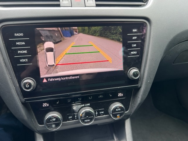 SKODA Octavia Combi 2.0 TDI Ambition DSG-image-13