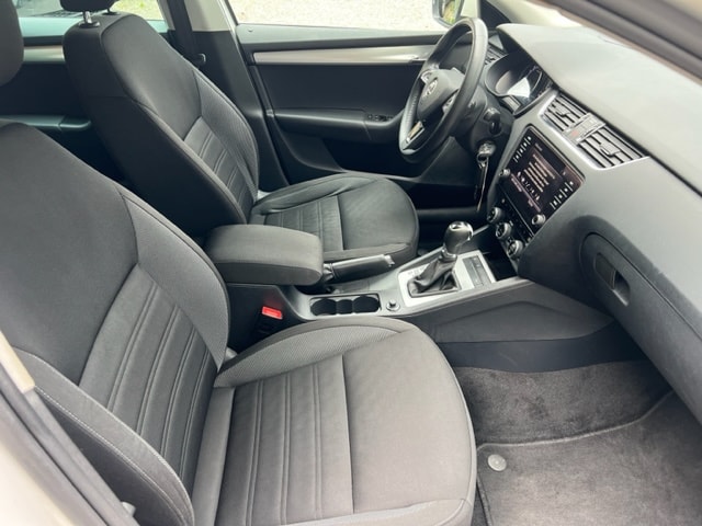 SKODA Octavia Combi 2.0 TDI Ambition DSG-image-10
