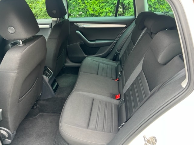 SKODA Octavia Combi 2.0 TDI Ambition DSG-image-7