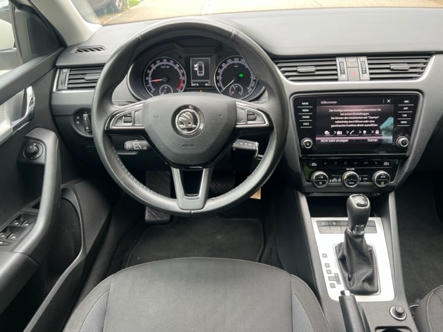 SKODA Octavia Combi 2.0 TDI Ambition DSG-image-9