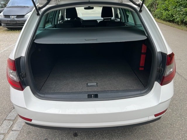 SKODA Octavia Combi 2.0 TDI Ambition DSG-image-11
