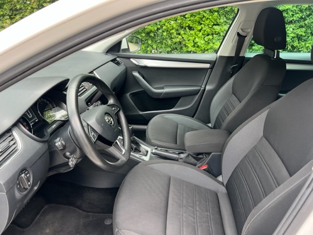 SKODA Octavia Combi 2.0 TDI Ambition DSG-image-6