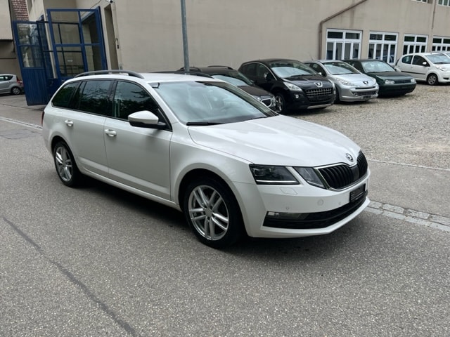 SKODA Octavia Combi 2.0 TDI Ambition DSG-image-2