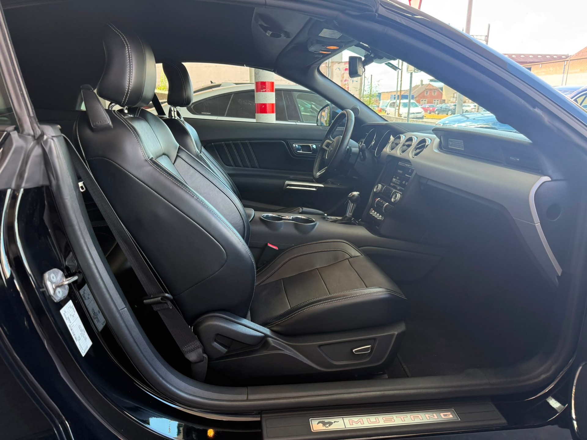 FORD Mustang Convertible 5.0 V8 GT Automat-image-12