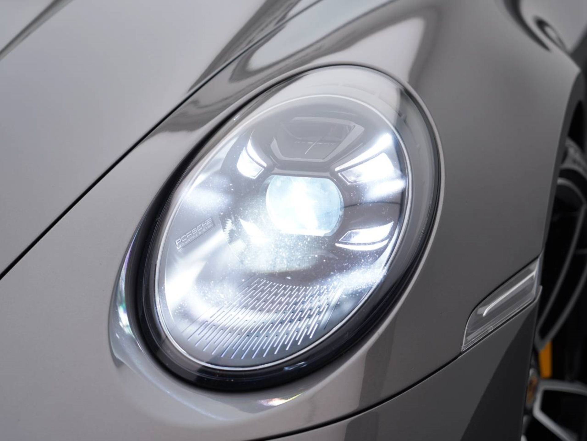 PORSCHE 911 Turbo S-image-12