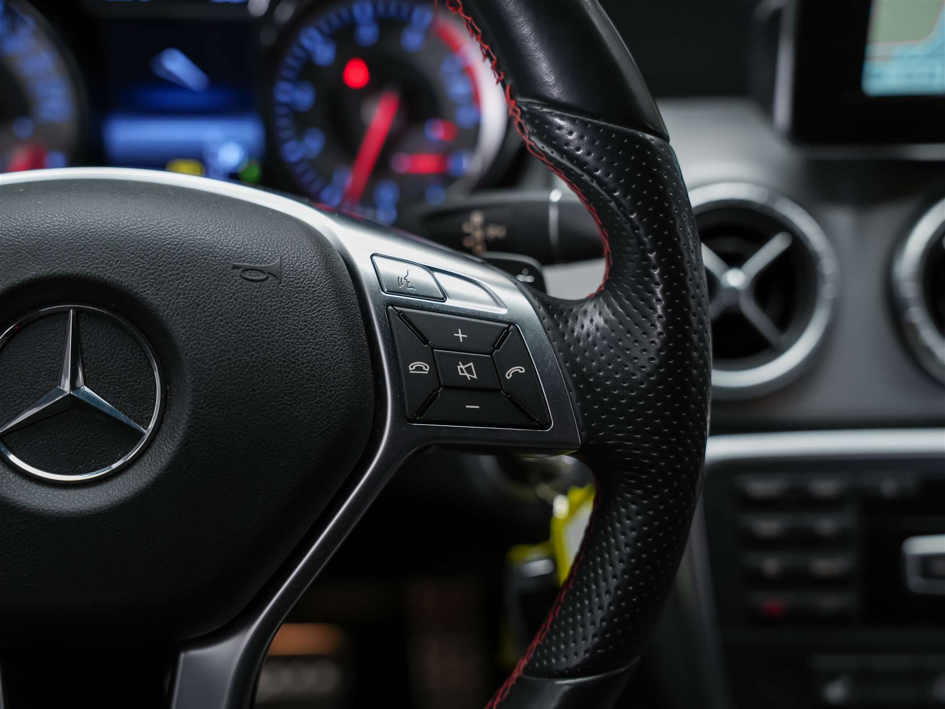 MERCEDES-BENZ CLA 250 Sport 7G-DCT 4Matic *CH Auto*Sitzheizung*Rückfahrkamera*-image-29