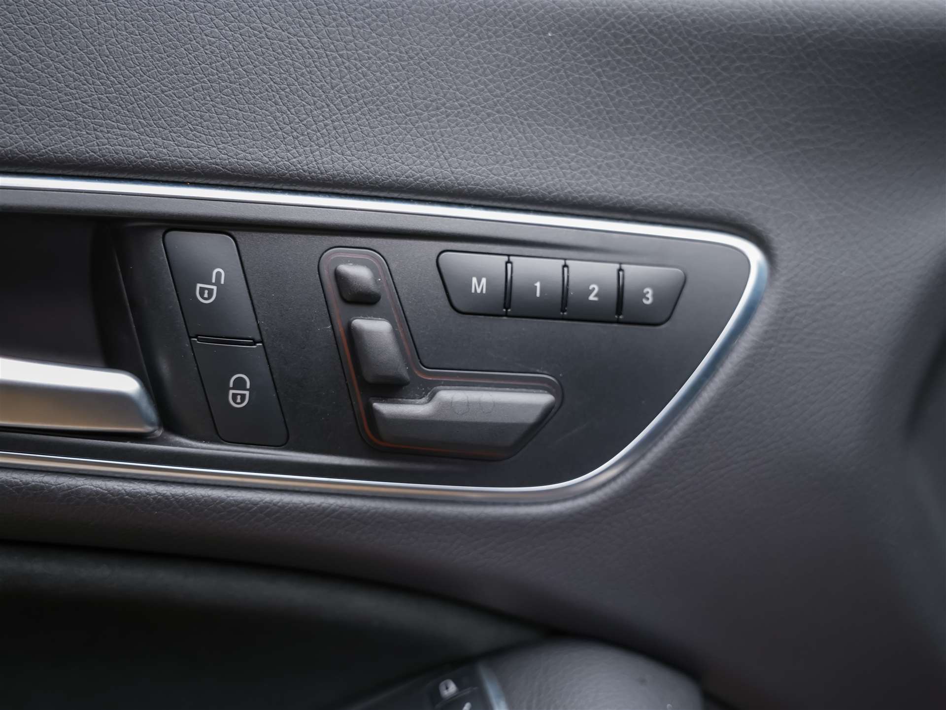 MERCEDES-BENZ CLA 250 Sport 7G-DCT 4Matic *CH Auto*Sitzheizung*Rückfahrkamera*-image-24