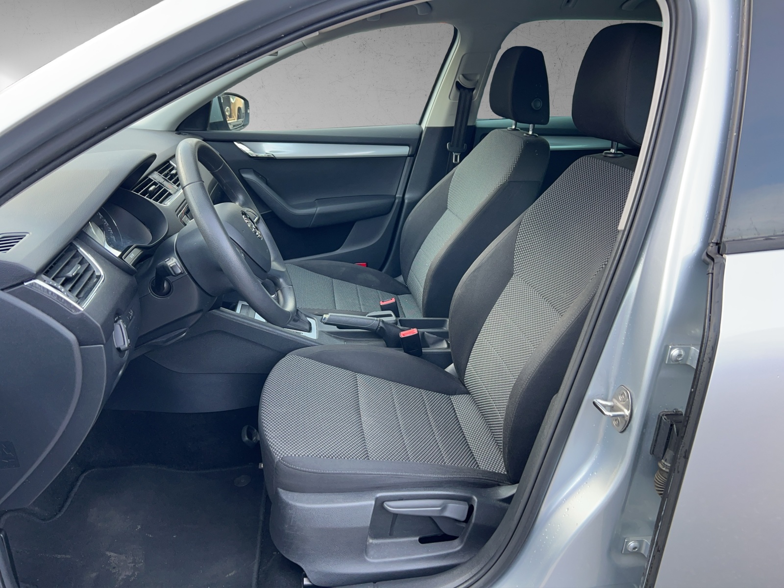 SKODA Octavia Combi 1.6 TDI Active DSG-image-10