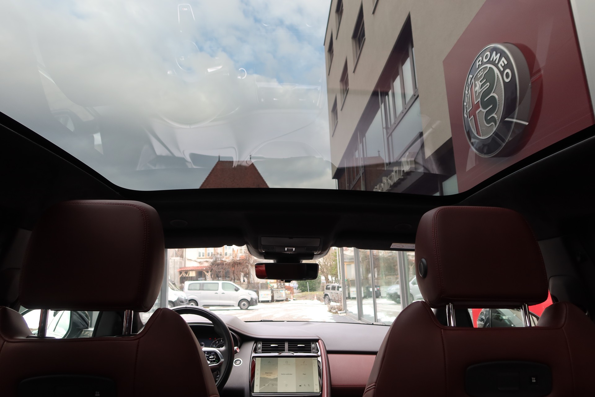 JAGUAR E-Pace 1.5 P300e AWD HSE-image-8