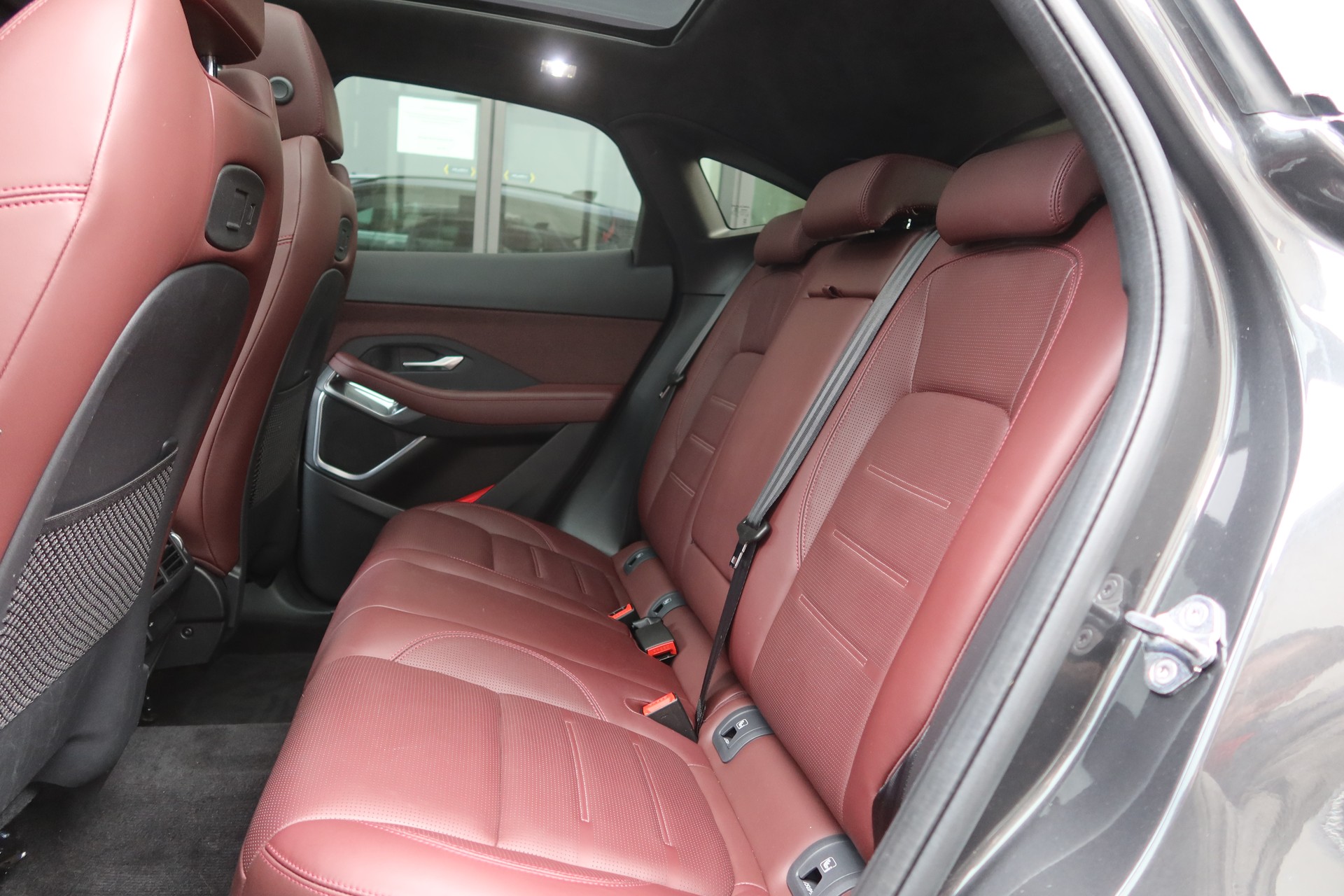 JAGUAR E-Pace 1.5 P300e AWD HSE-image-6