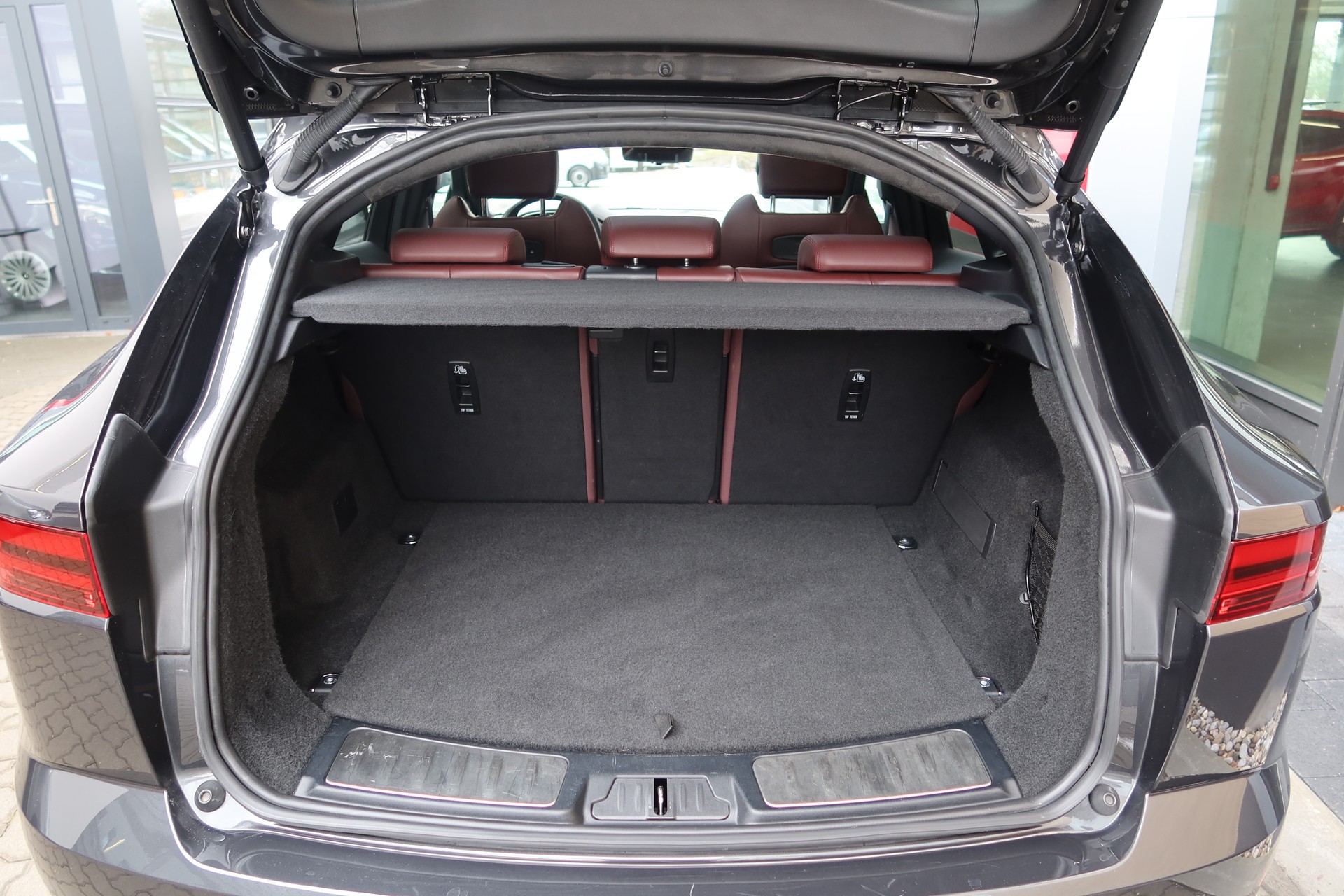 JAGUAR E-Pace 1.5 P300e AWD HSE-image-14