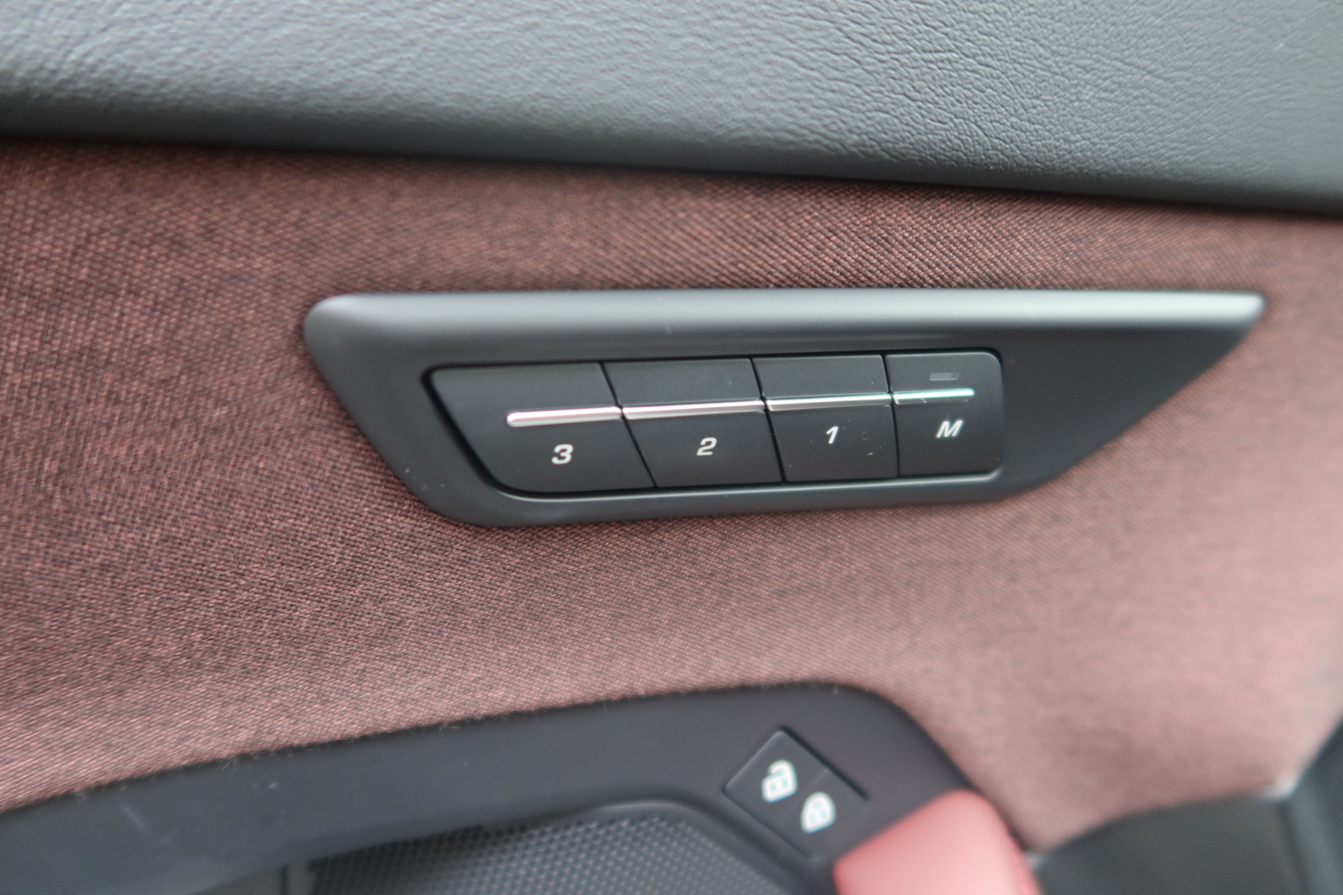 JAGUAR E-Pace 1.5 P300e AWD HSE-image-13