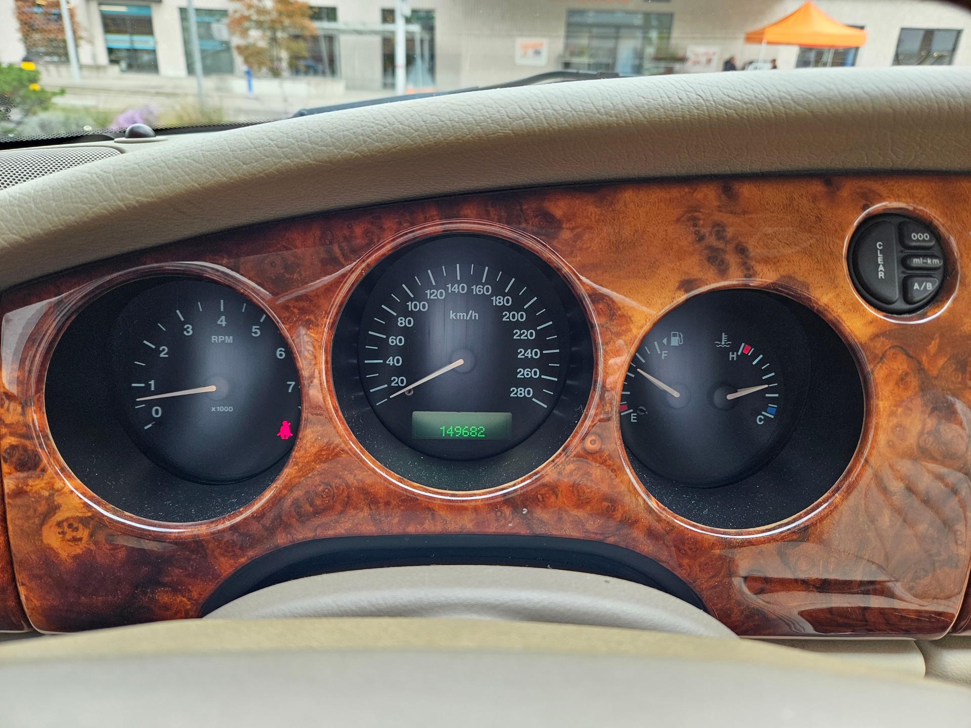 JAGUAR XK8-image-6