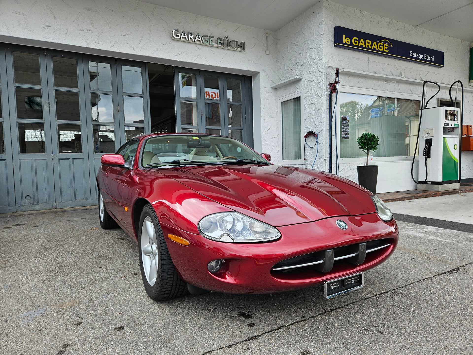 JAGUAR XK8-image-1