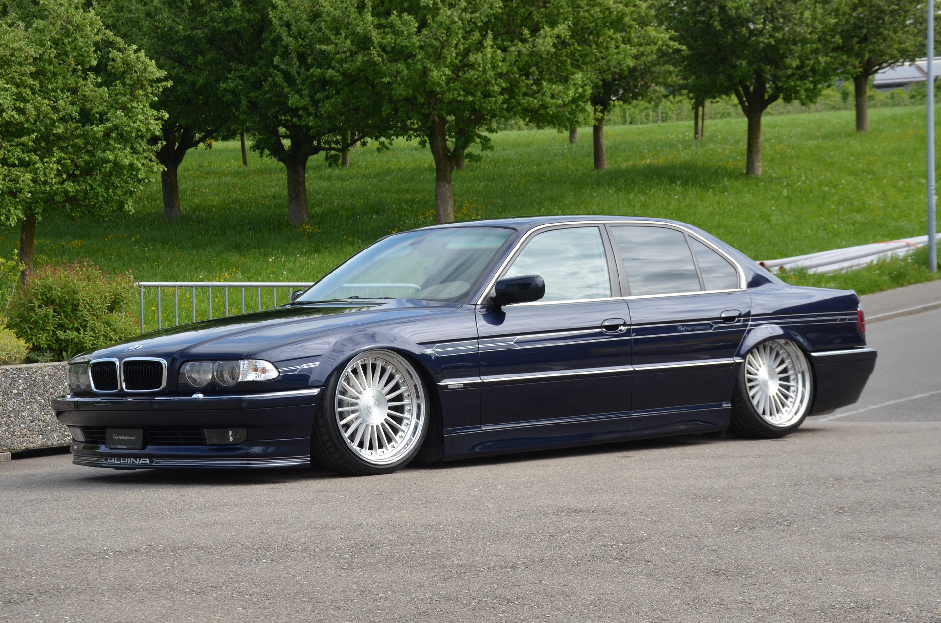 BMW 735i-image-5