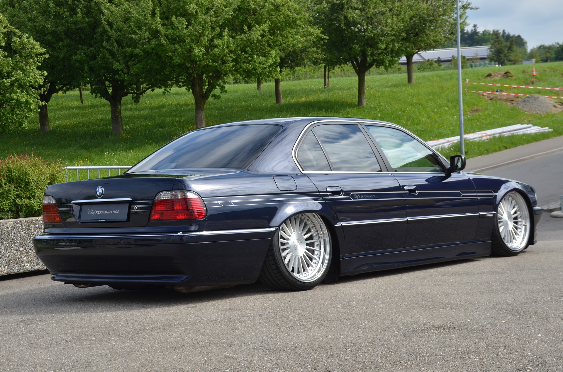 BMW 735i-image-6
