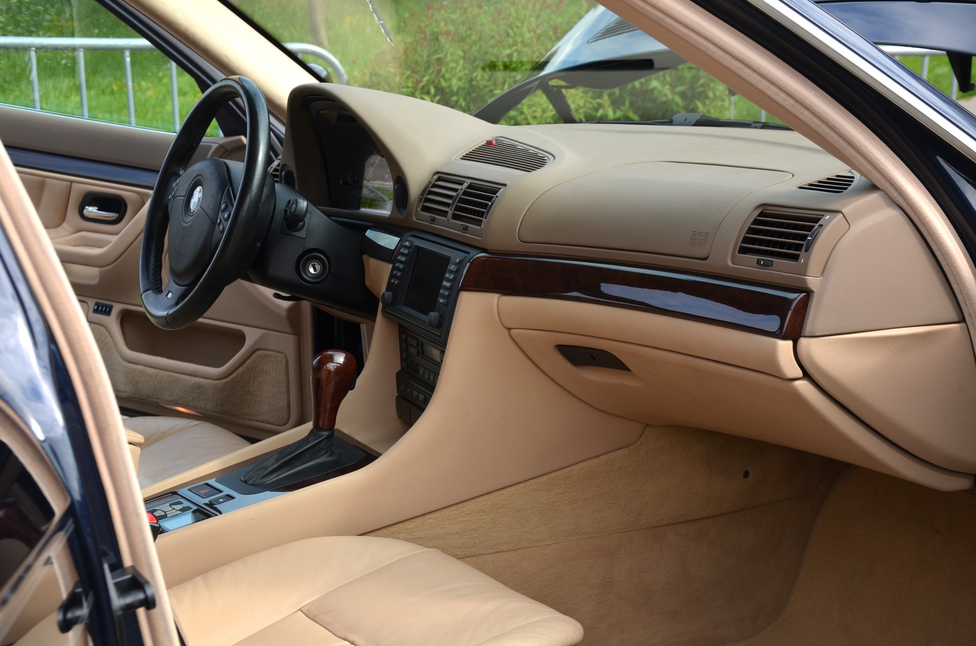 BMW 735i-image-13