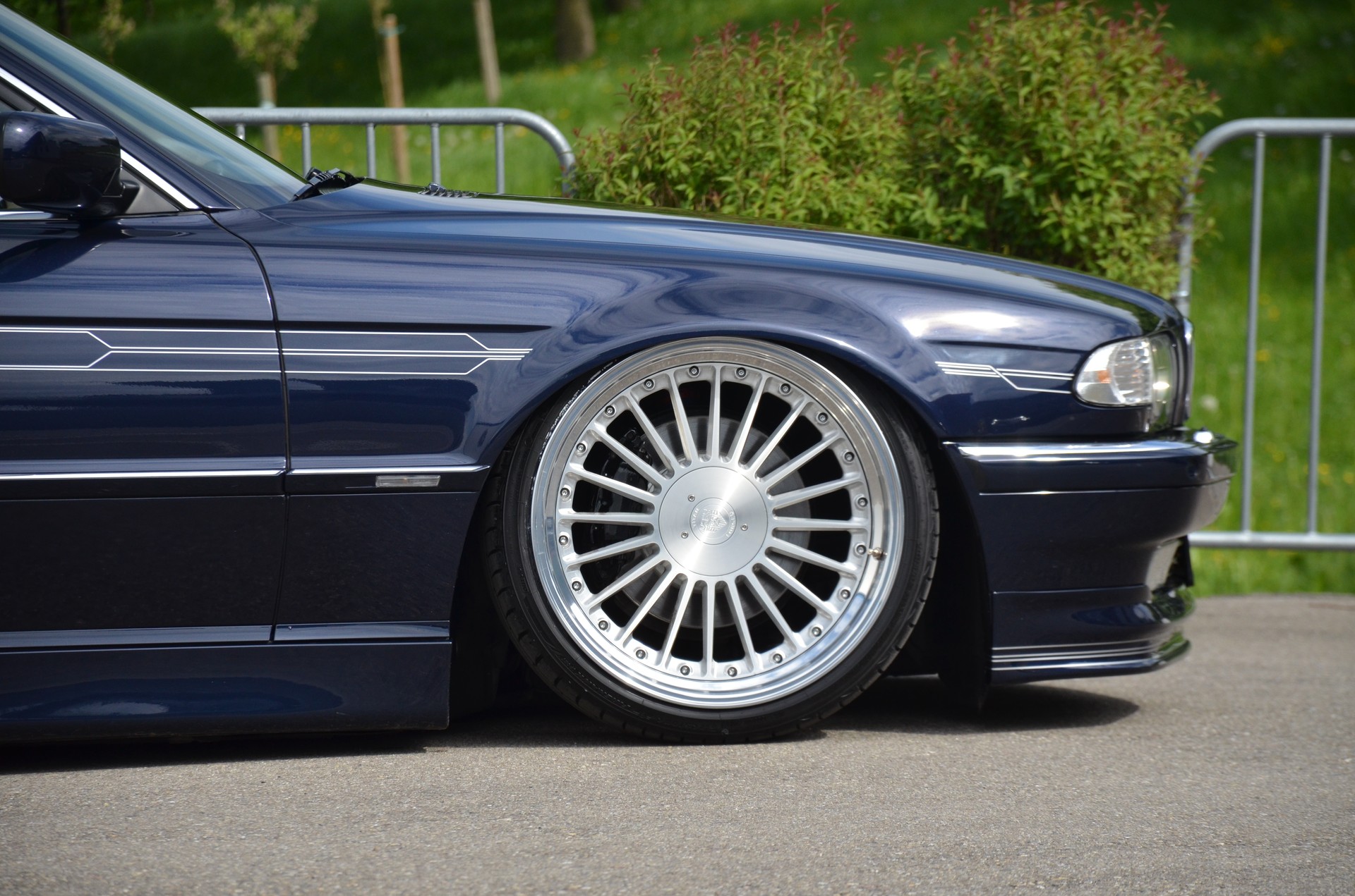 BMW 735i-image-9