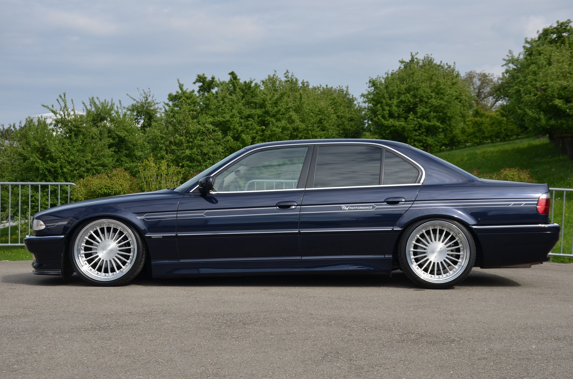 BMW 735i-image-4