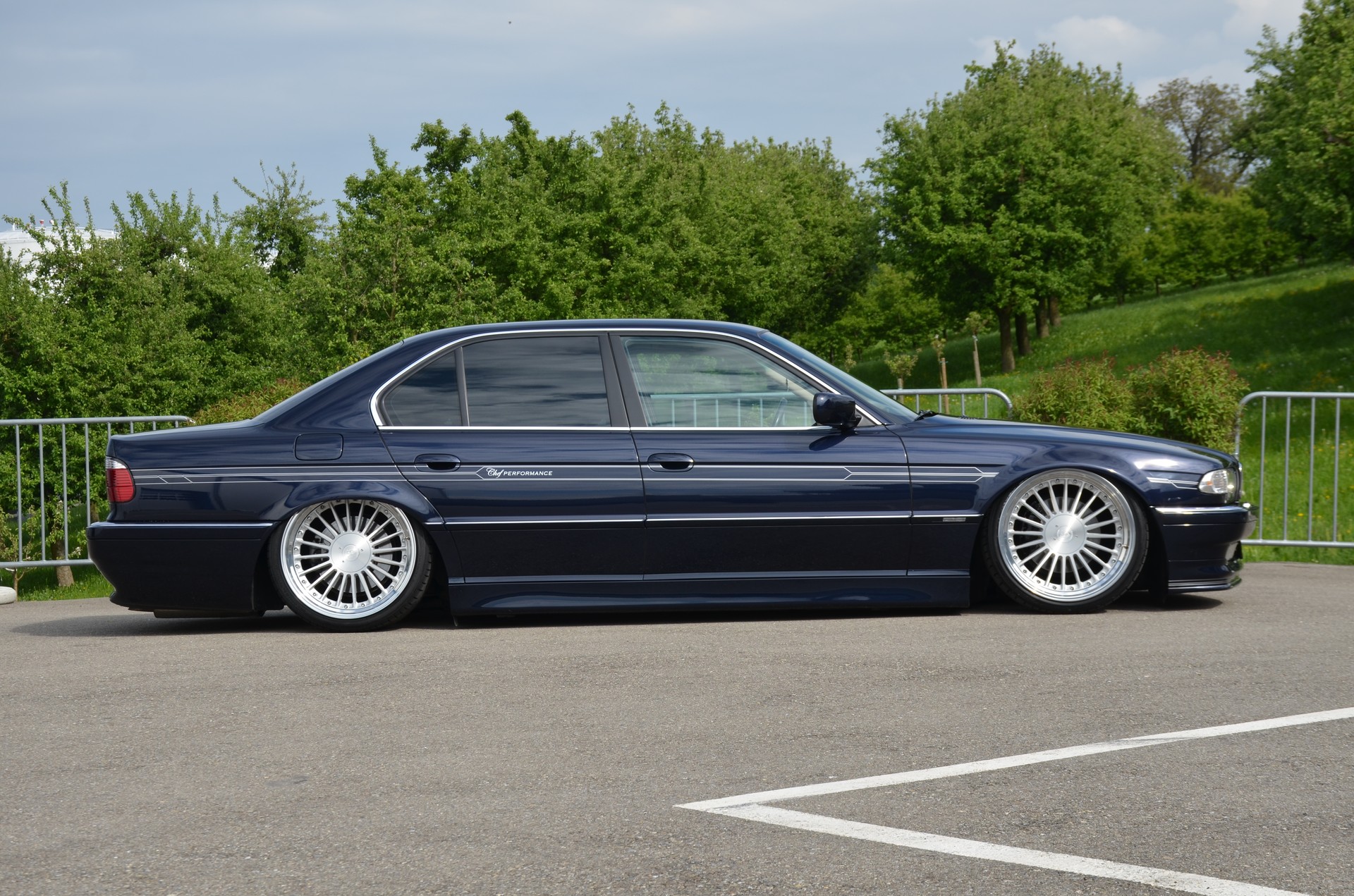 BMW 735i-image-2