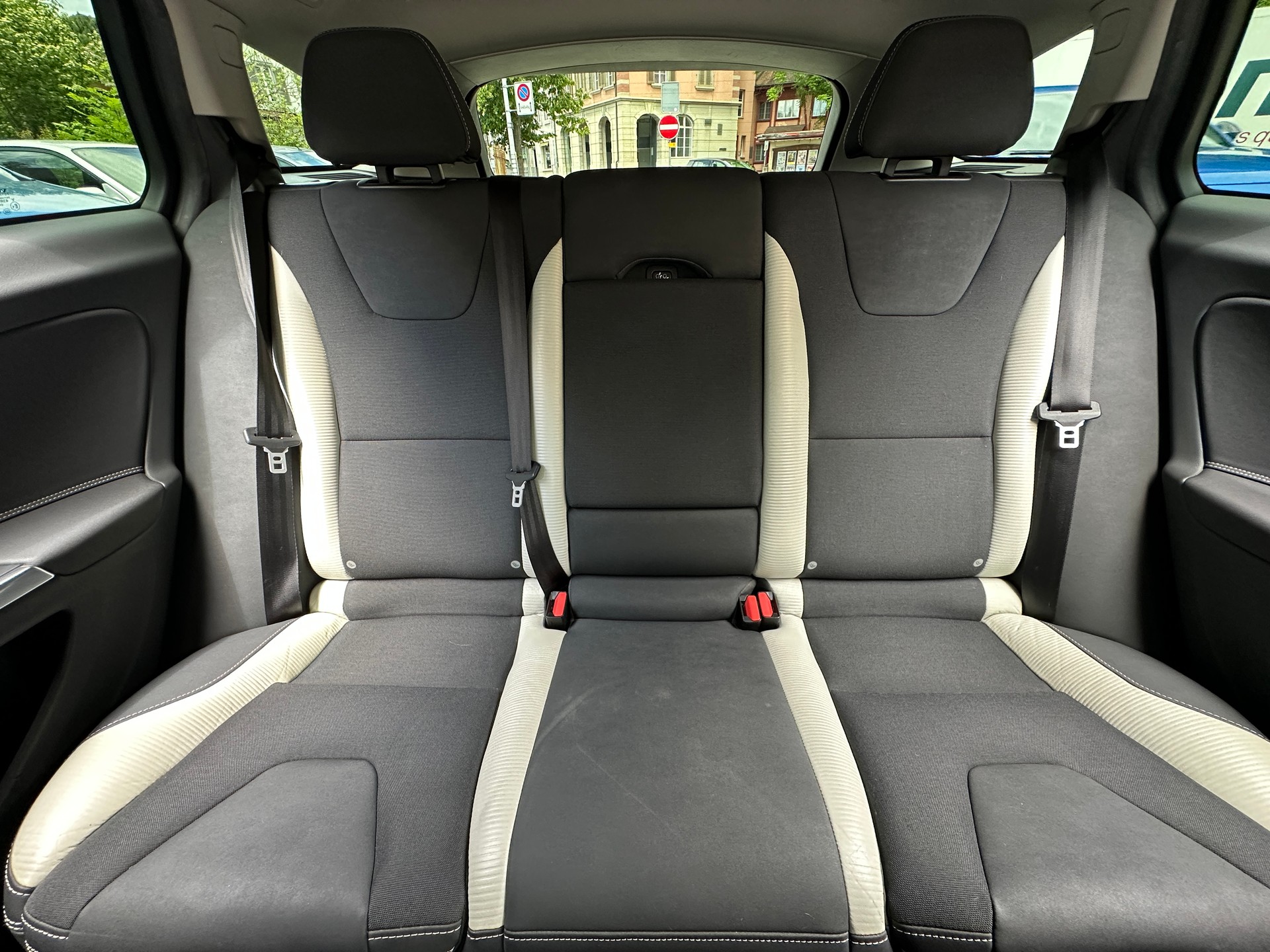 VOLVO V60 D3 R-Design-image-13