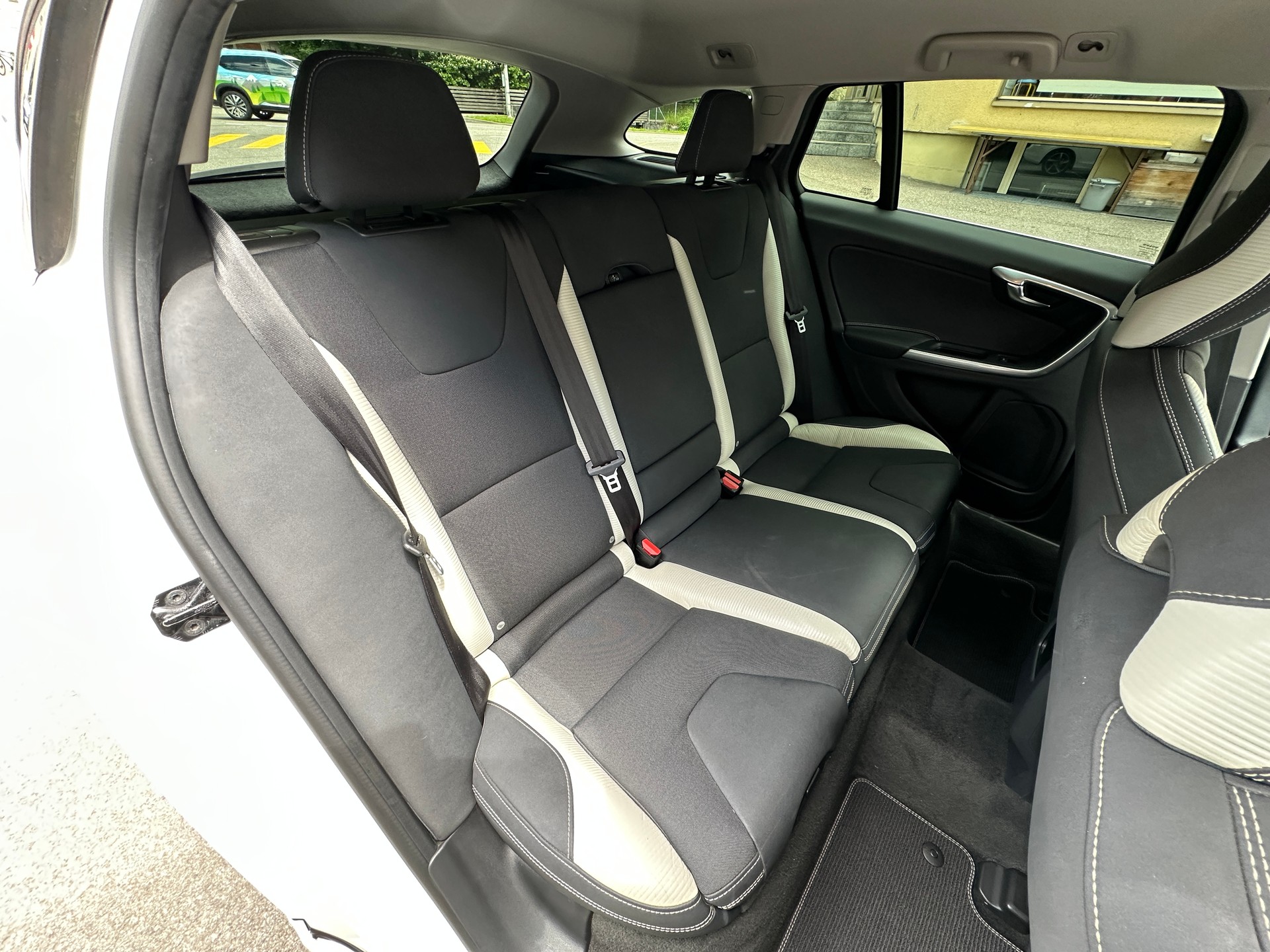 VOLVO V60 D3 R-Design-image-12