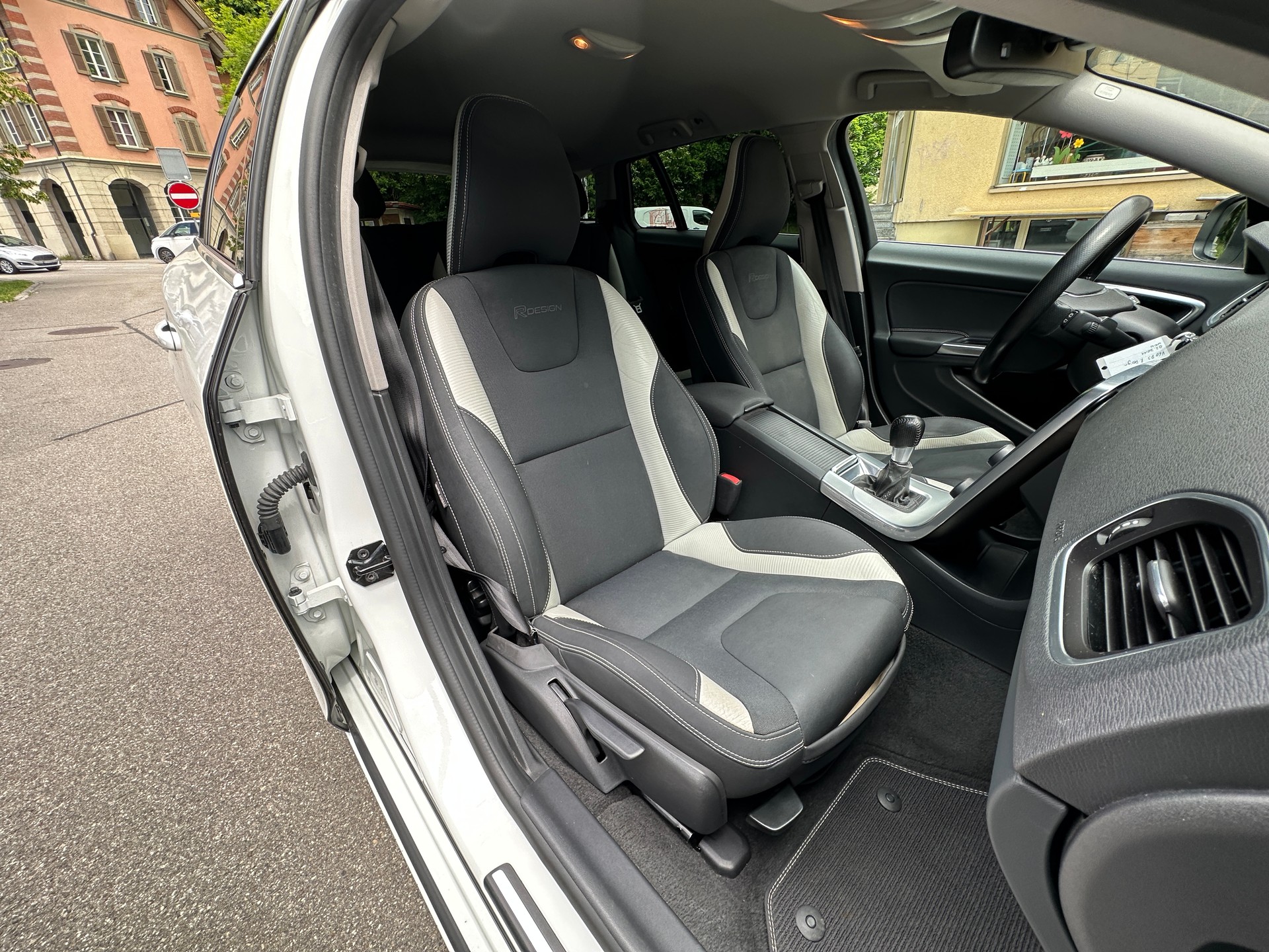VOLVO V60 D3 R-Design-image-11