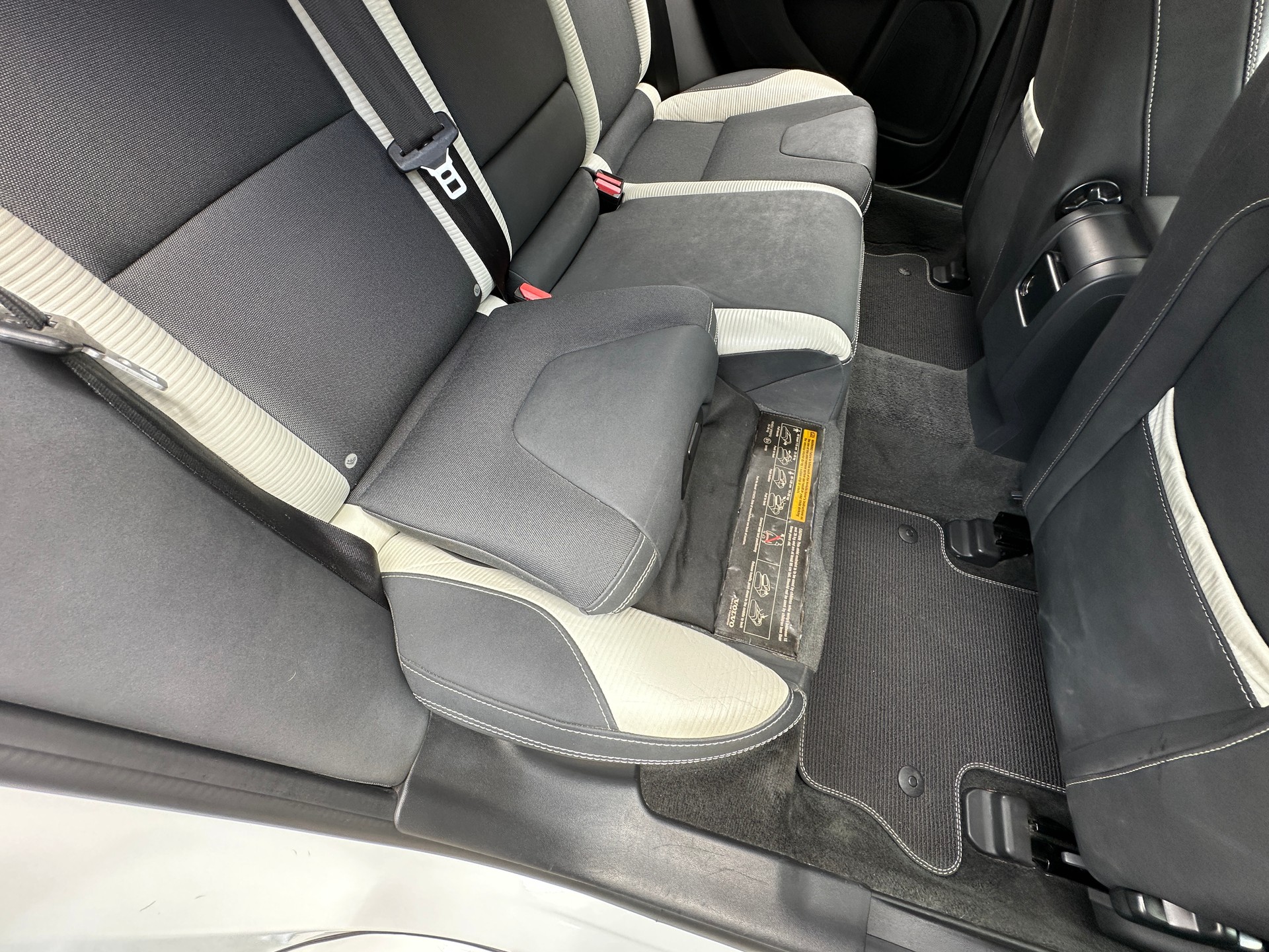 VOLVO V60 D3 R-Design-image-18