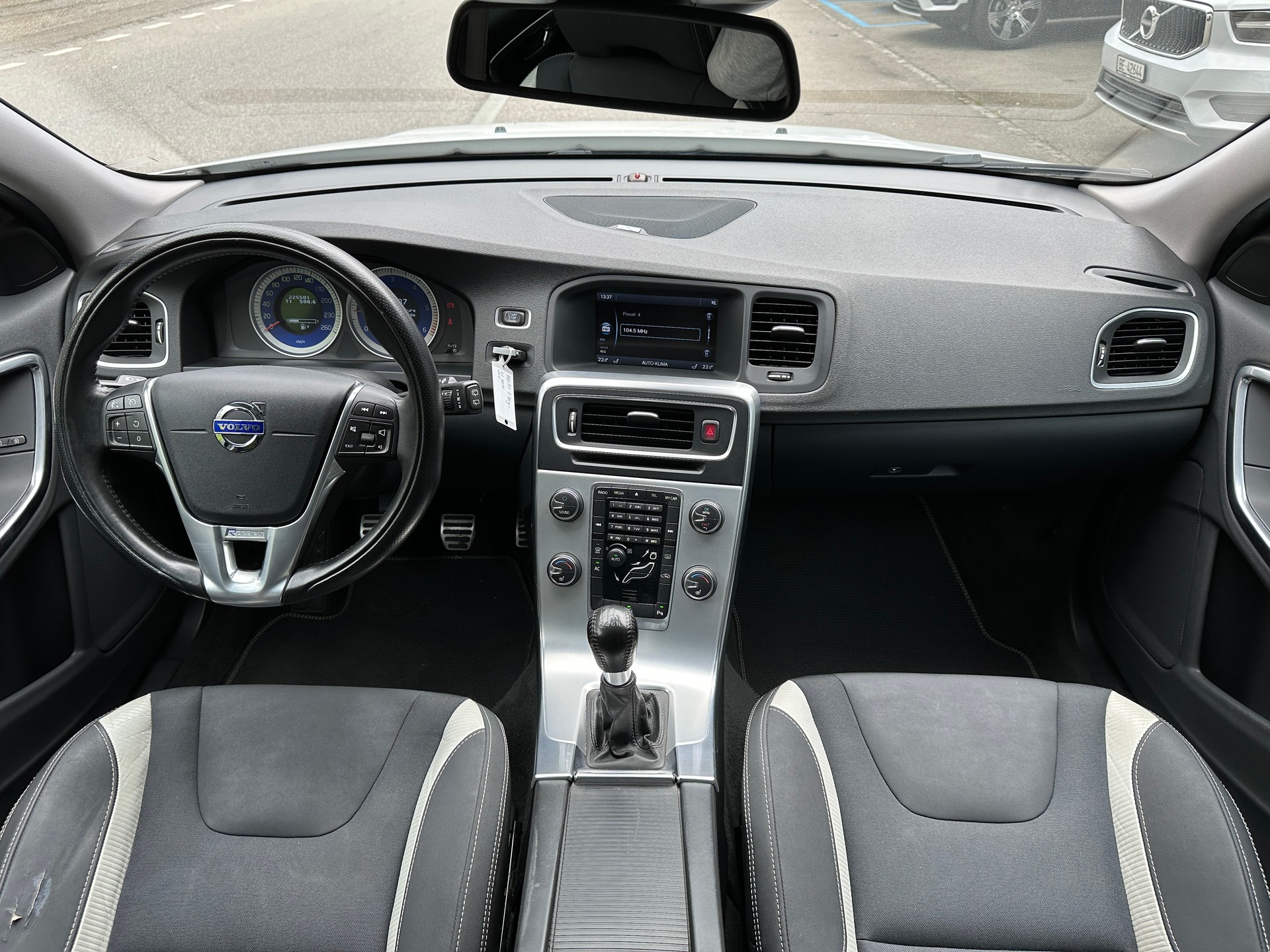 VOLVO V60 D3 R-Design-image-7