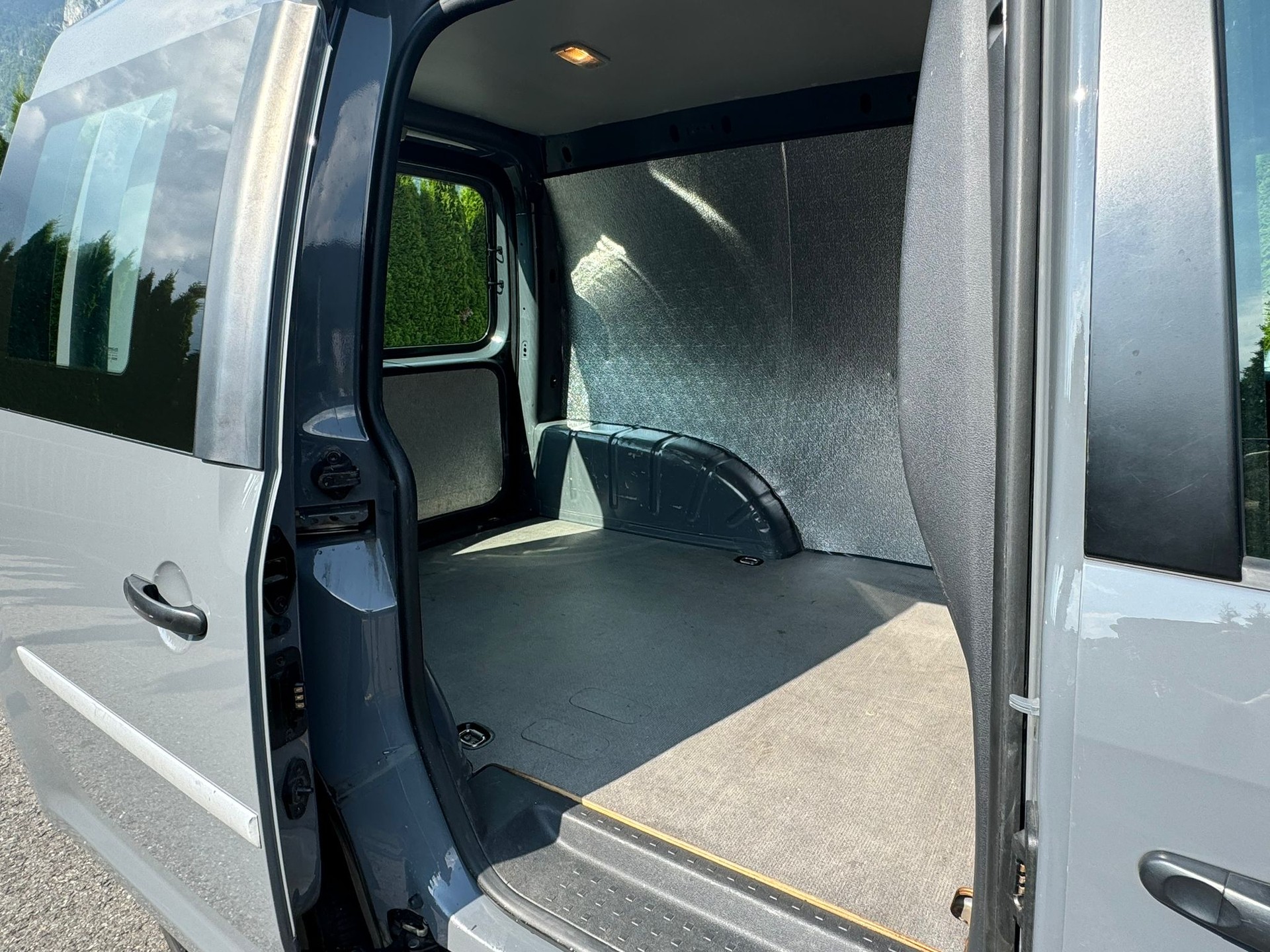 VW Caddy 2.0TDI BlueMotion Technology DSG-image-11