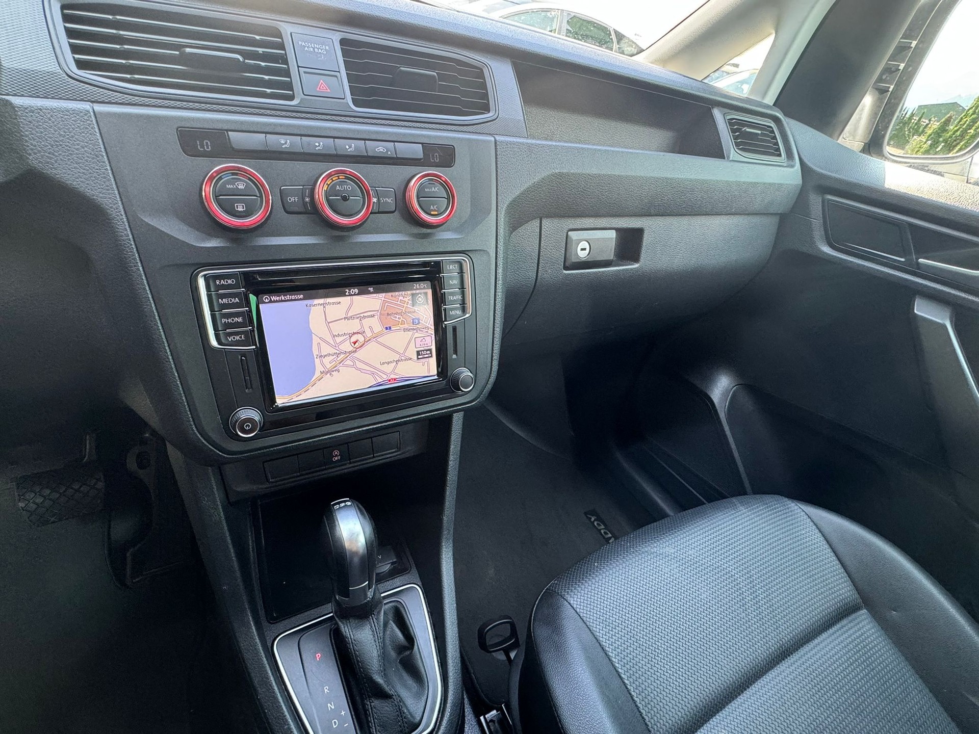 VW Caddy 2.0TDI BlueMotion Technology DSG-image-16