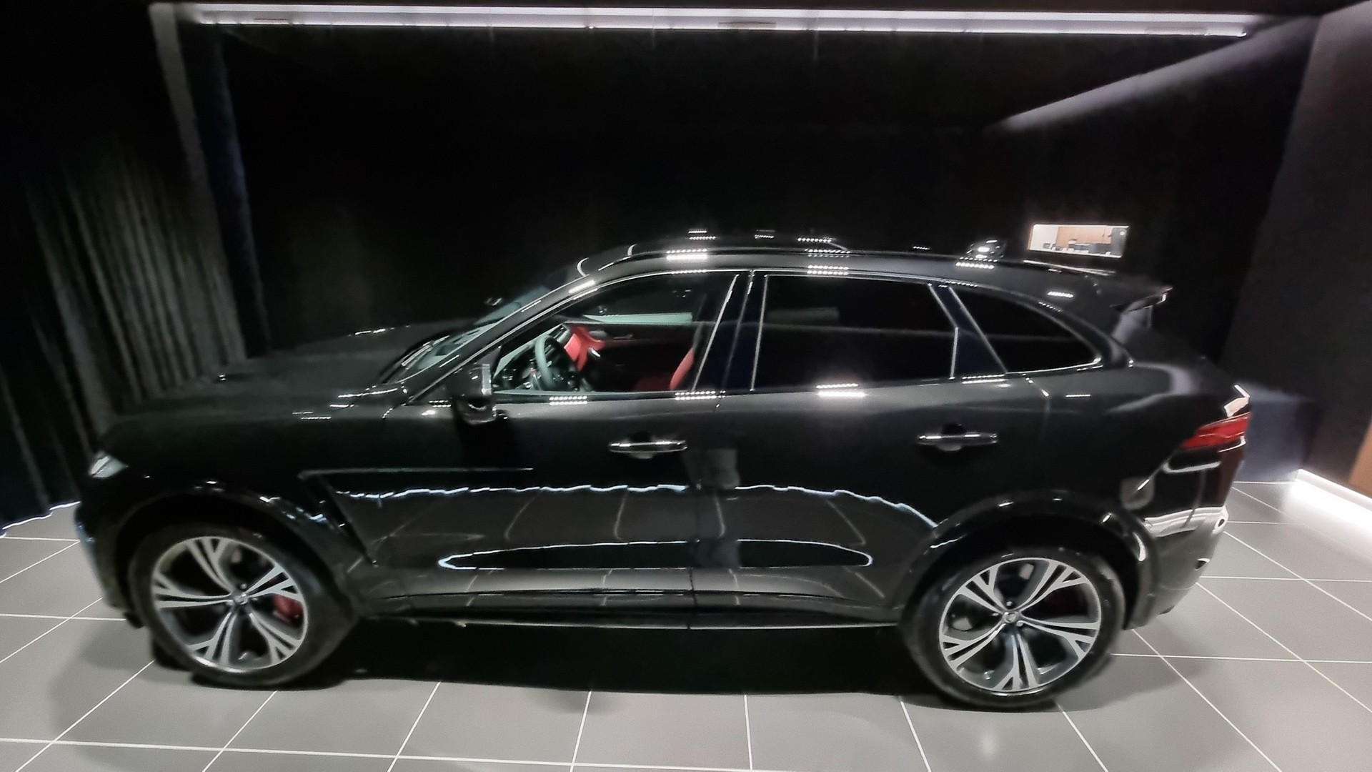 JAGUAR F-Pace 5.0 V8 SVR AWD-showroom-element-1