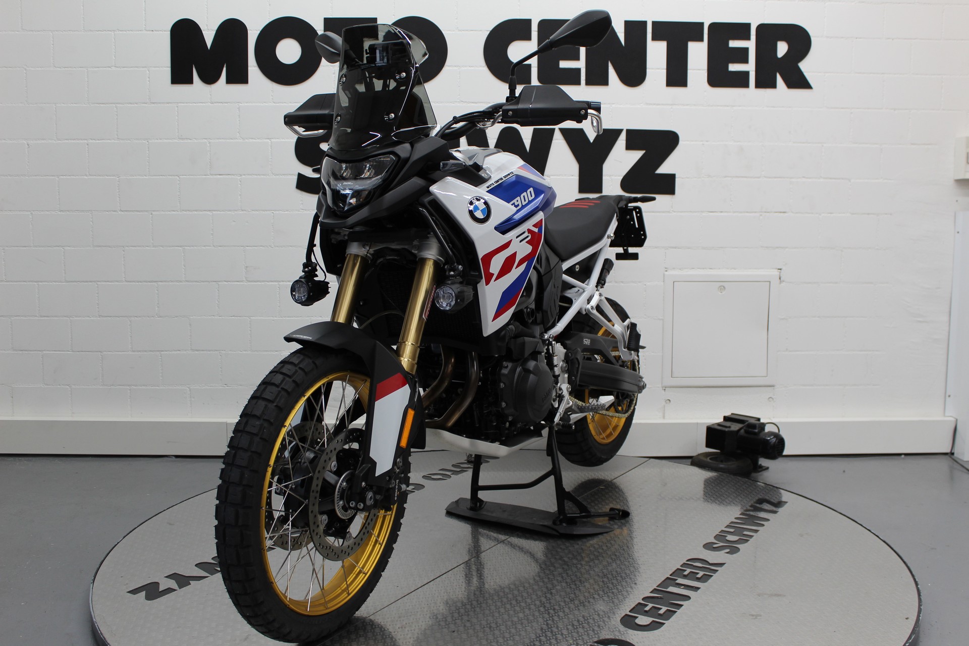 BMW F 900 GS-image-3