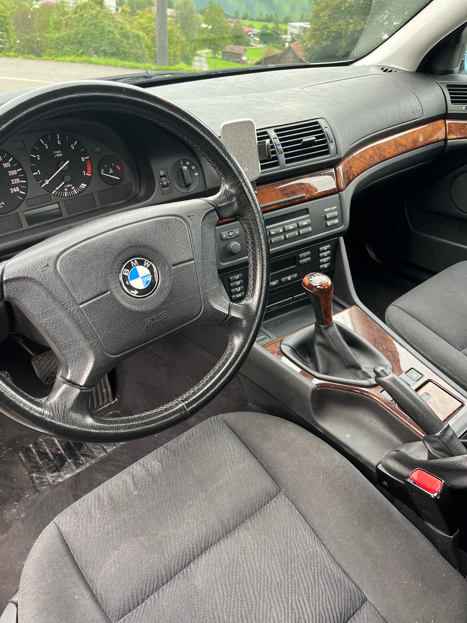 BMW 523i-image-2