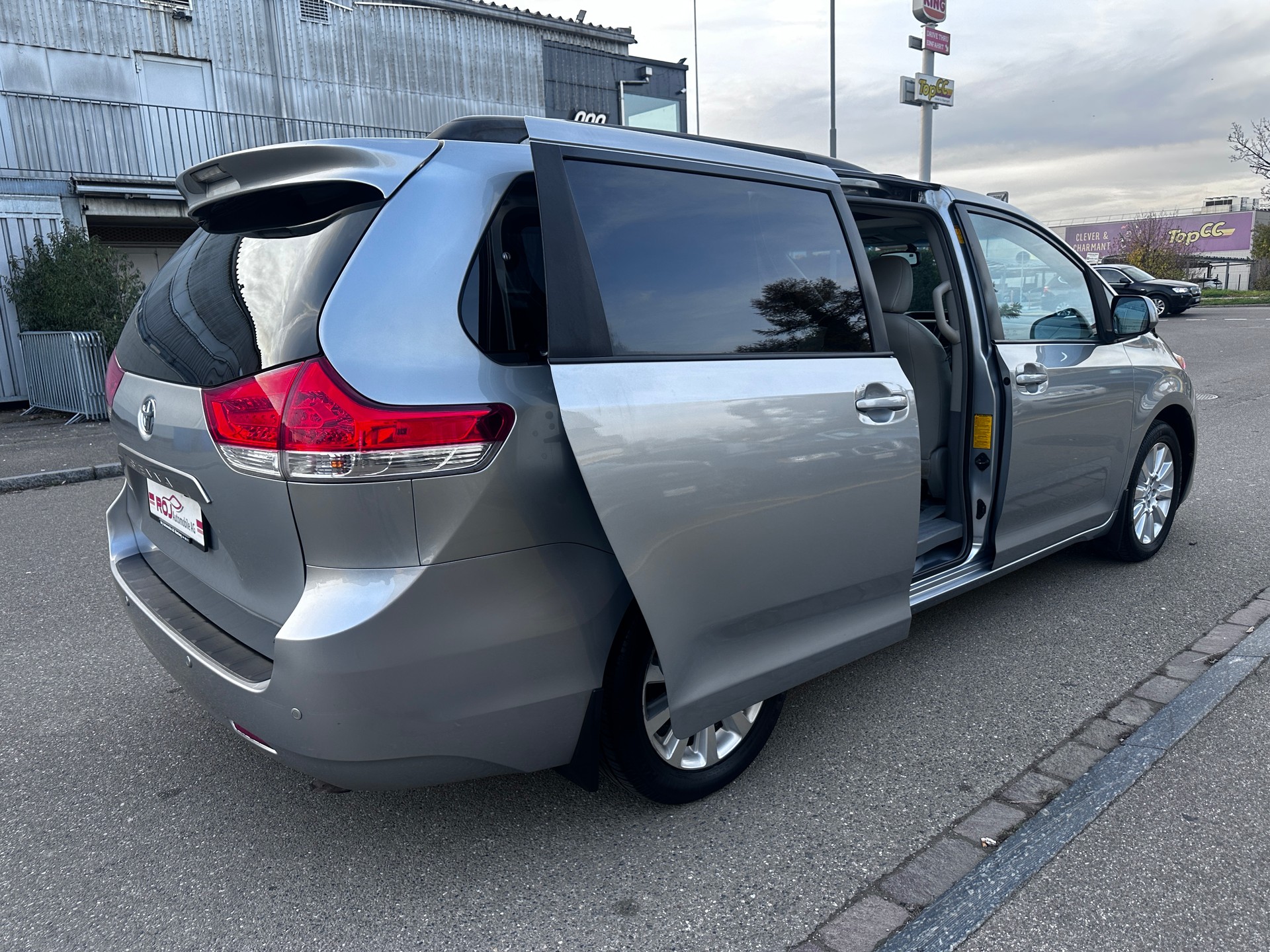 TOYOTA Sienna 3.5 A 4WD-image-13
